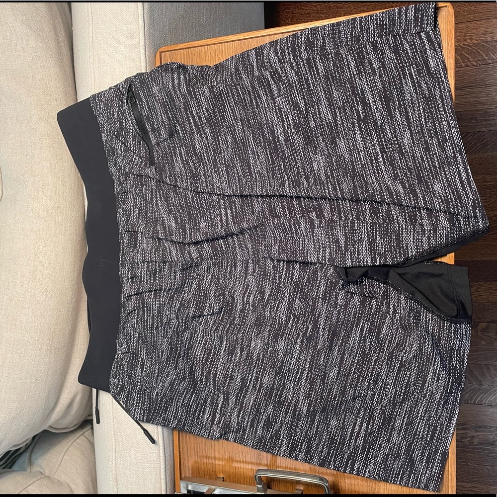 Lululemon Shorts L